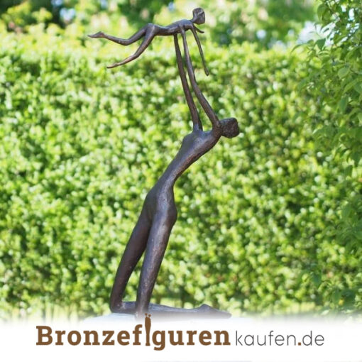 Gartenskulptur aus Bronze genannt Mutterliebe