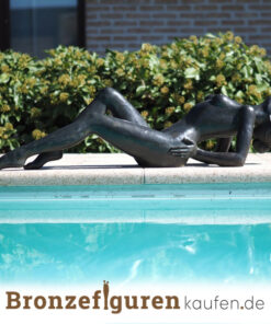 Gartenskulptur aus Bronze genannt Sonnenbadende Frau