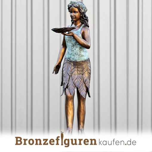 Klassische Frauenfigur aus Bronze namens Frau mit Muschel