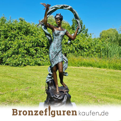 Klassische Frauenfigur aus Bronze namens Frau mit Voegeln