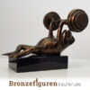 Bronzefigur eines Frosches der Kraftsport betreibt