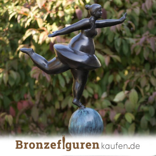 Gartenskulptur einer Dicke Frauenkunstfigur namens Ballerina