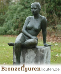 Gartenskulptur einer sitzenden nackten Frau namens Beatrice