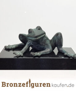 Tierfigur eines suessen Frosches auf Granitsockel