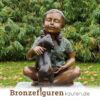 Maedchen mit Hund aus Bronze