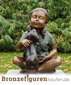 Maedchen mit Hund aus Bronze