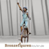 Bronzefigur Jungen auf einem Einrad