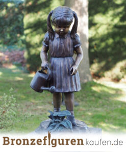 Bronzemädchen als Gartenskulptur