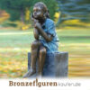 Bronzemädchen als Gartenskulptur