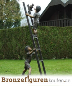 Gartenskulptur von zwei Kindern auf einer Leiter