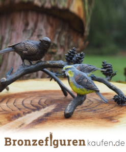 Vögel aus Bronze auf einem Ast