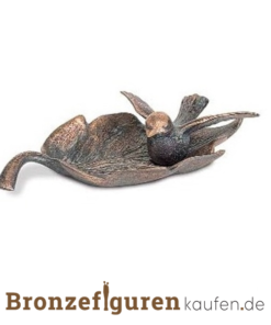 Vogel aus Bronze auf Blatt