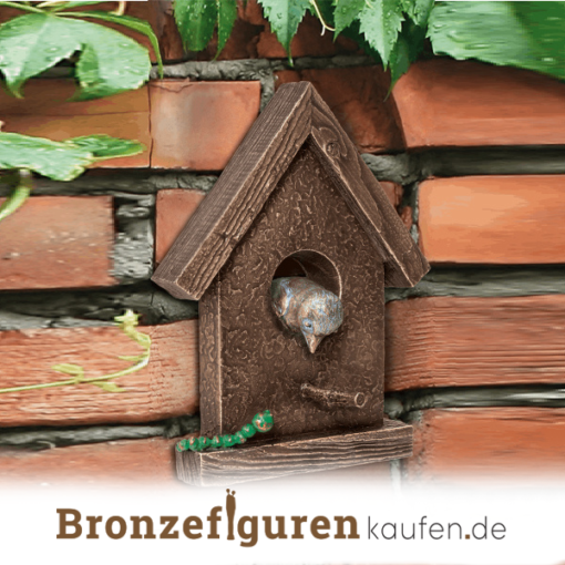 Vogel aus Bronze im Vogelhaus