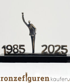 Firmengeschenk Jubiläum „Das Glas Heben mit Jahreszahlen“ 23 cm